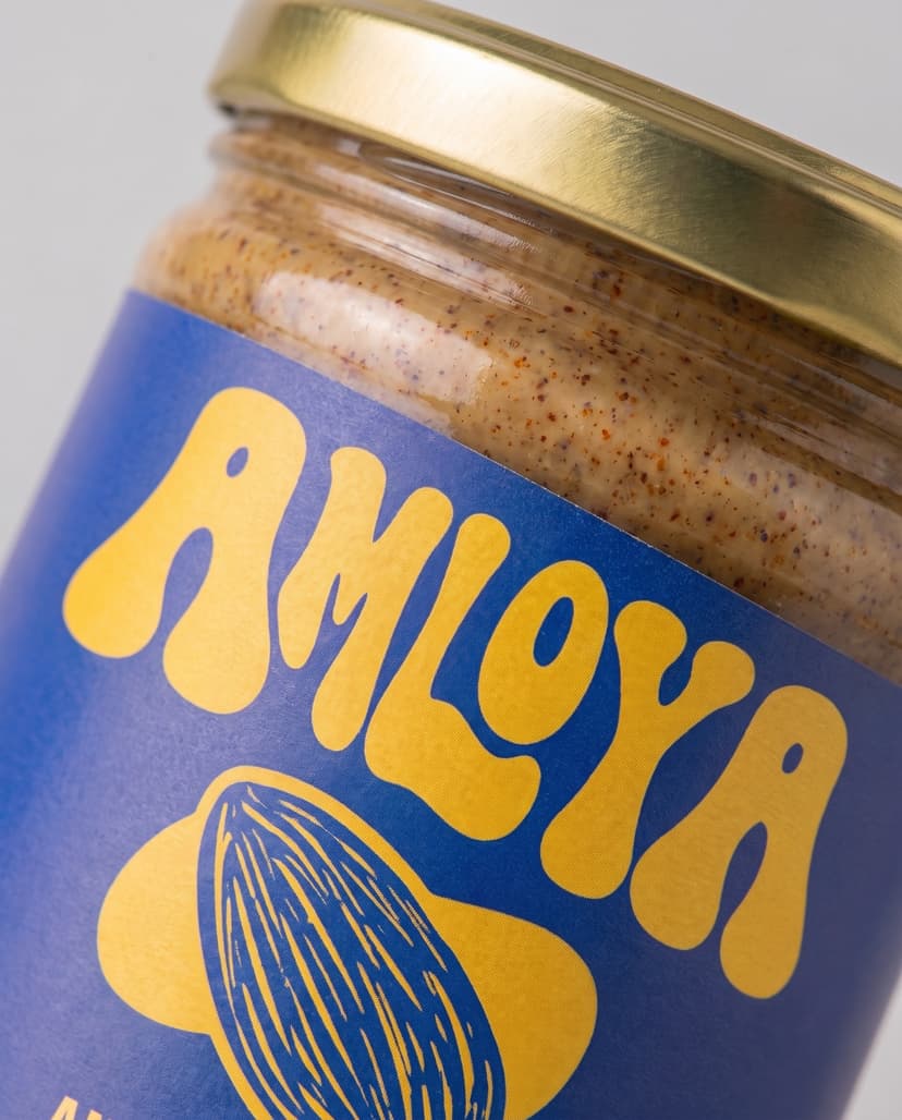 Gros plan sur l'étiquette bleu majorelle du pot AMLOYA