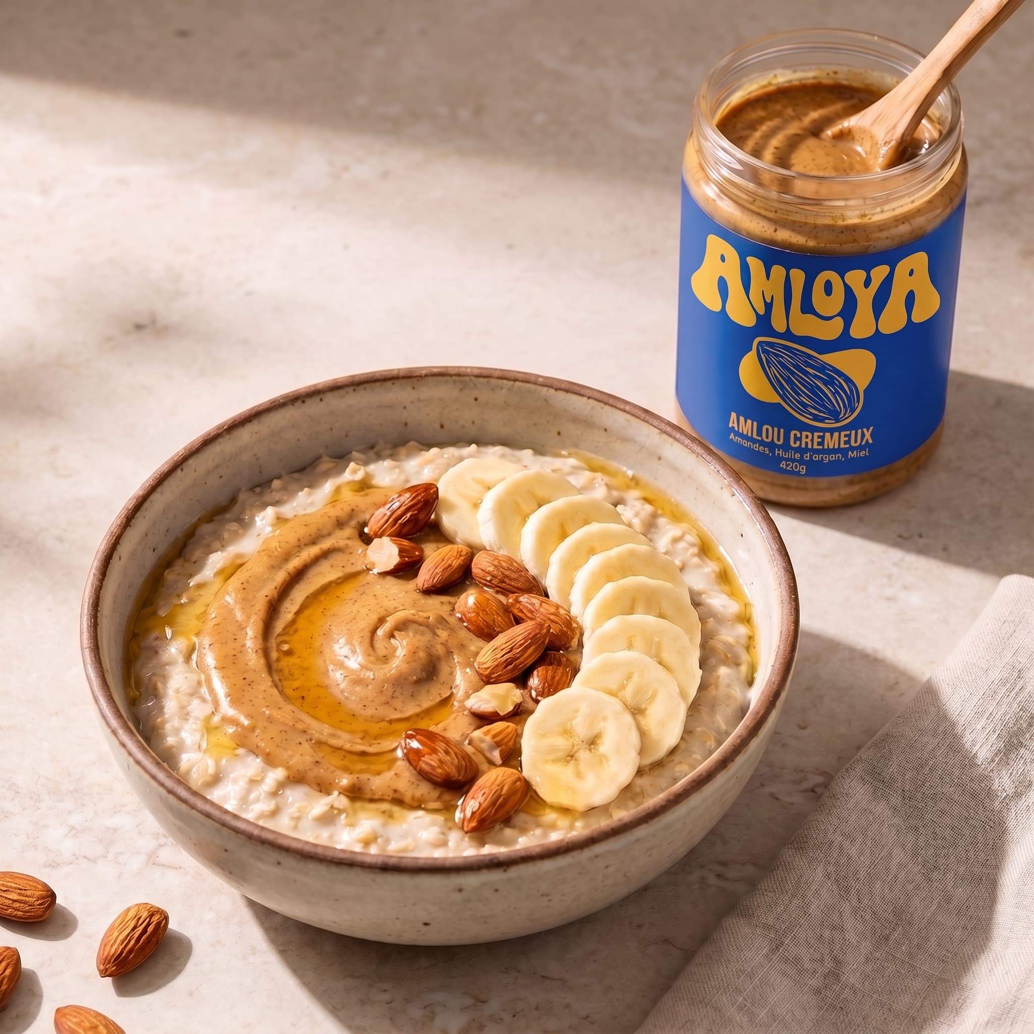 Porridge garni d'amlou à côté du pot AMLOYA